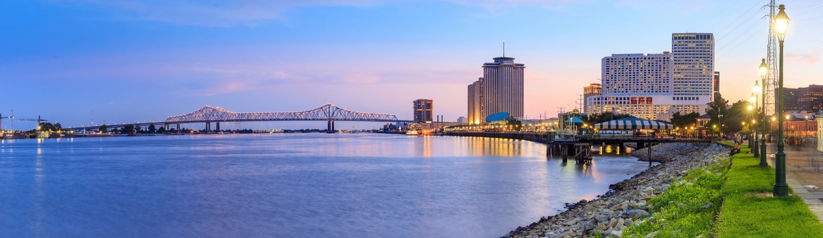 Downtown New Orleans Louisiana am Missisippi River (f11photo / stock.adobe.com)  lizenziertes Stockfoto 
License Information available under 'Proof of Image Sources'